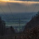 Der Strom fließt über das Wiehengebirge