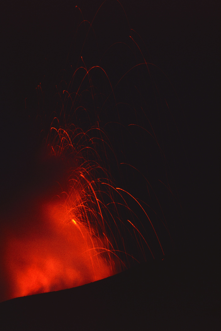 Der Stromboli bei Nacht - Leuchtfeuer des Mittelmeeres