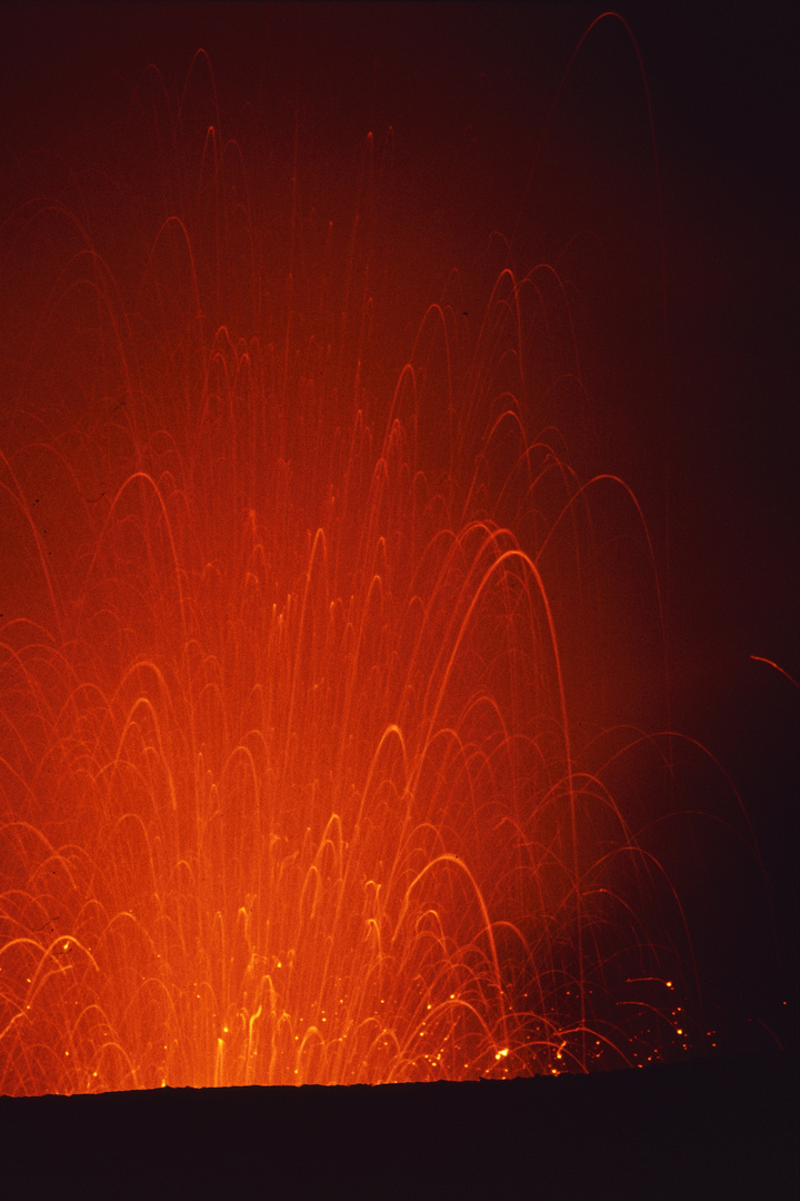 Der Stromboli bei Nacht - Leuchtfeuer des Mittelmeeres