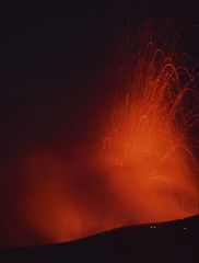 Der Stromboli bei Nacht - Leuchtfeuer des Mittelmeeres