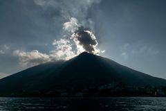 der Stromboli im Gegenlicht