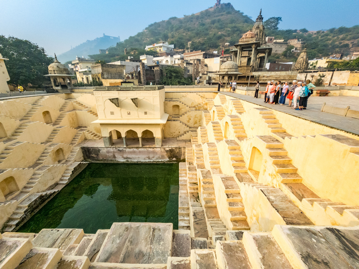 Der Stufenbrunnen "Panna Meena ka Kund" in der Nähe von Jaipur