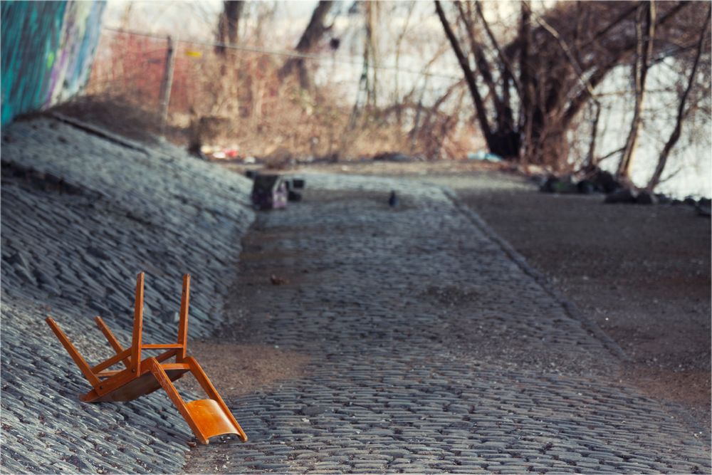 der Stuhl, der nicht länger unter der Brücke leben wollte und dabei zu Schaden kam 