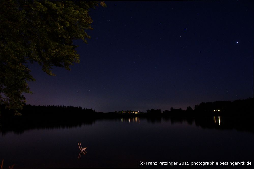 Der Stuhl im See - Hofstätter See bei Nacht