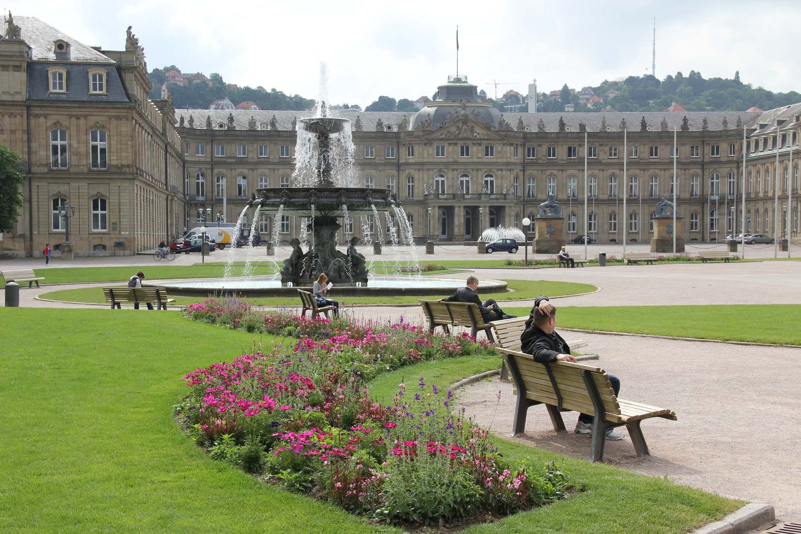 Der Stuttgarter Schlossplatz an einem Frühsommertag