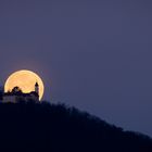 Der Supermond streift die Burg Teck