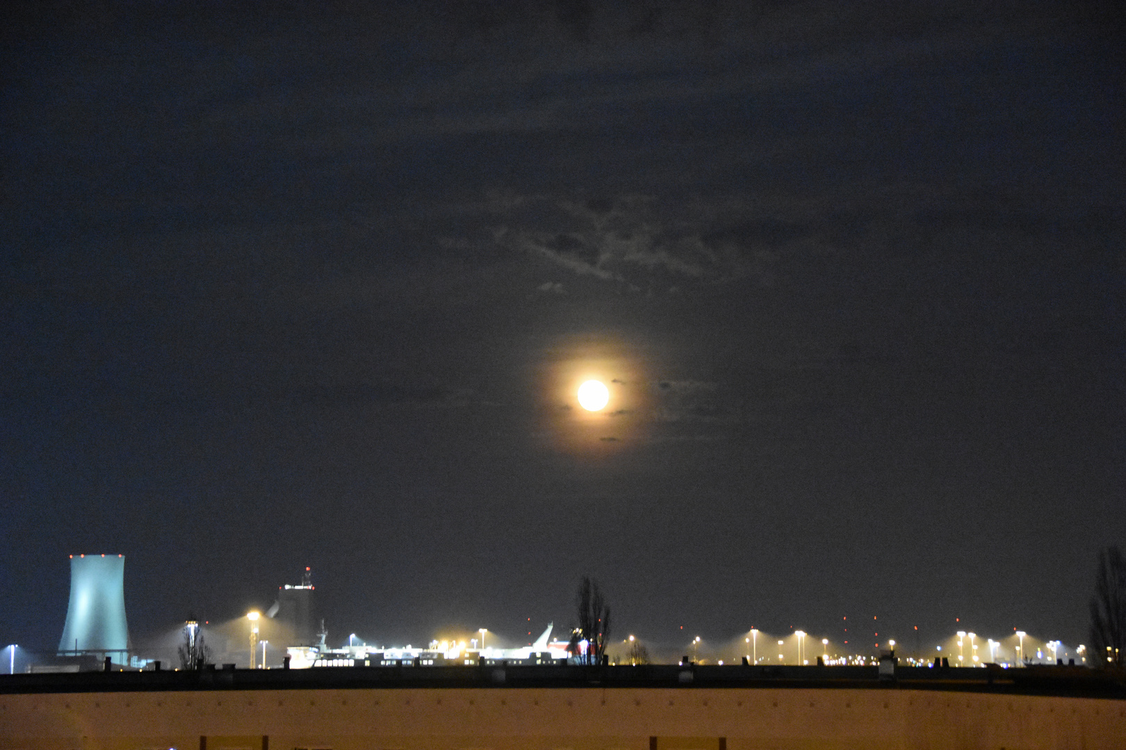 Der Superrmond am 8. April 2020 über Rostock