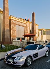 Der Supersportwagen Mercedes-Benz SLR McLaren vor der Wafi Mall