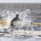 Der Surfer im (kalten) Wasser