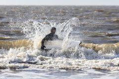 Der Surfer im (kalten) Wasser