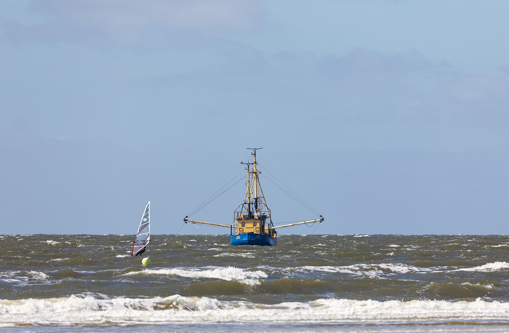 Der Surfer und der Krabbenkutter