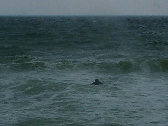 Der Surfer unerschrocken dem Grau