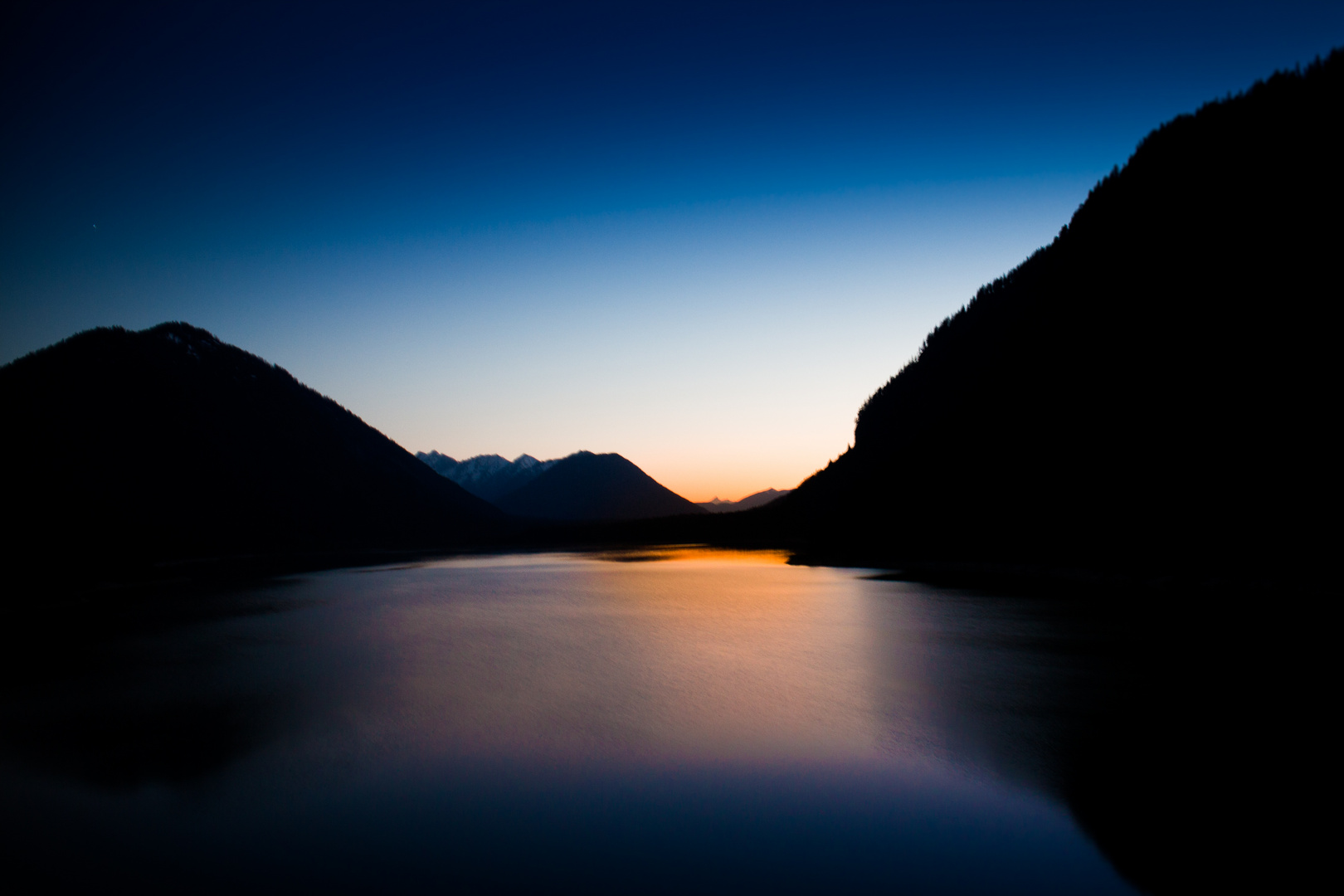 Der Sylvenstein-Speichersee am Abend.