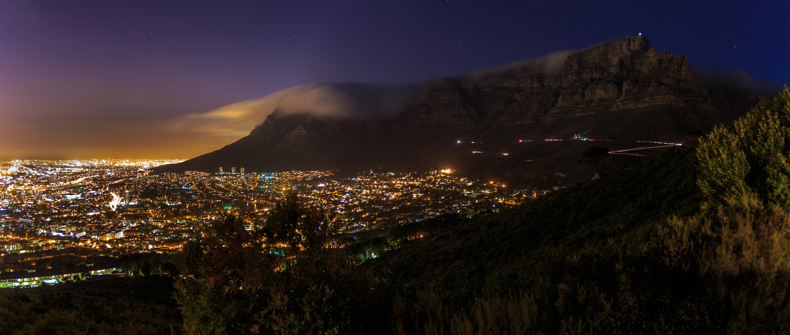 Der Tafelberg bei Nacht