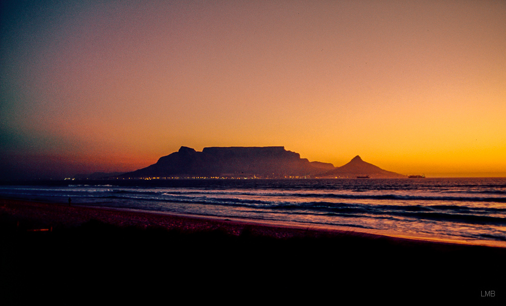 Der Tafelberg vor Sonnenaufgang