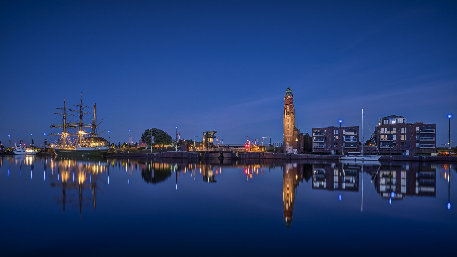 Der Tag beginnt am Neuen Hafen