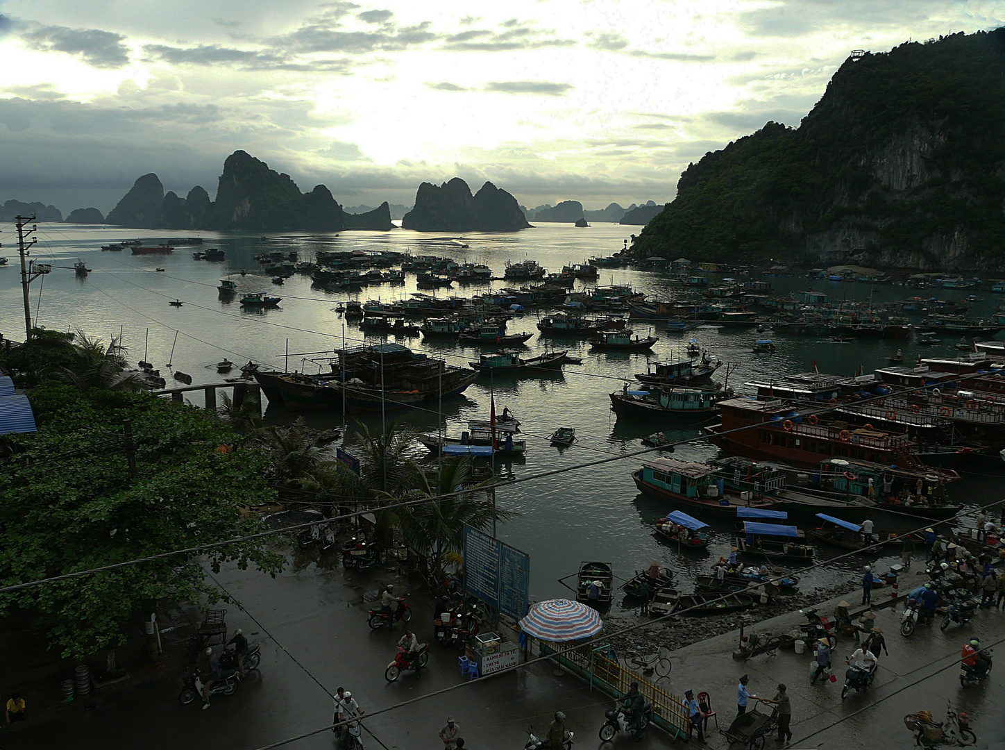 Der Tag beginnt am Pier von Cai Rong (Insel Van Don).