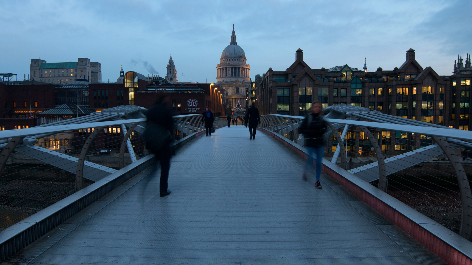 Der Tag beginnt auf der Milleniums Brücke