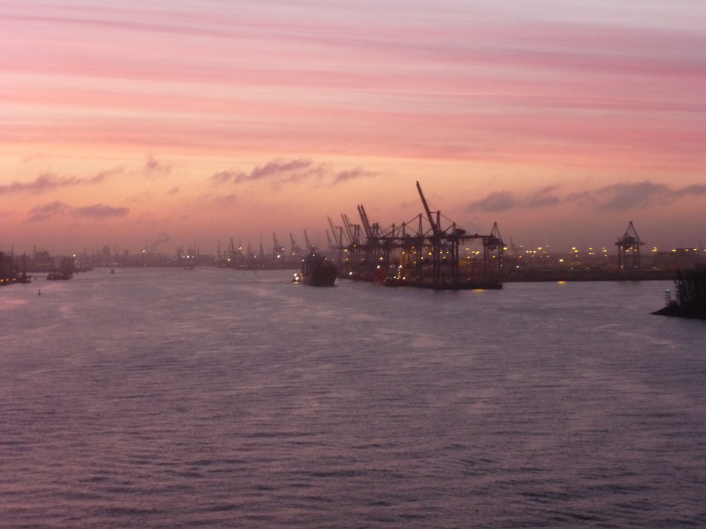 Der Tag beginnt im Hamburger Hafen