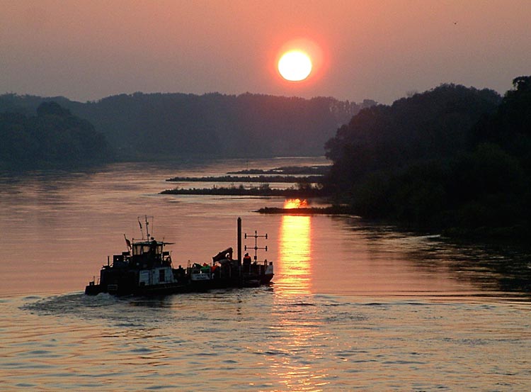 Der Tag bricht an. Die Elbe bei Roßlau.