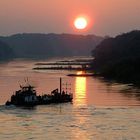 Der Tag bricht an. Die Elbe bei Roßlau.