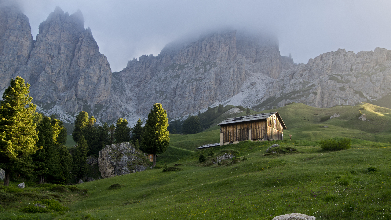 Der Tag erwacht am Grödner Joch.