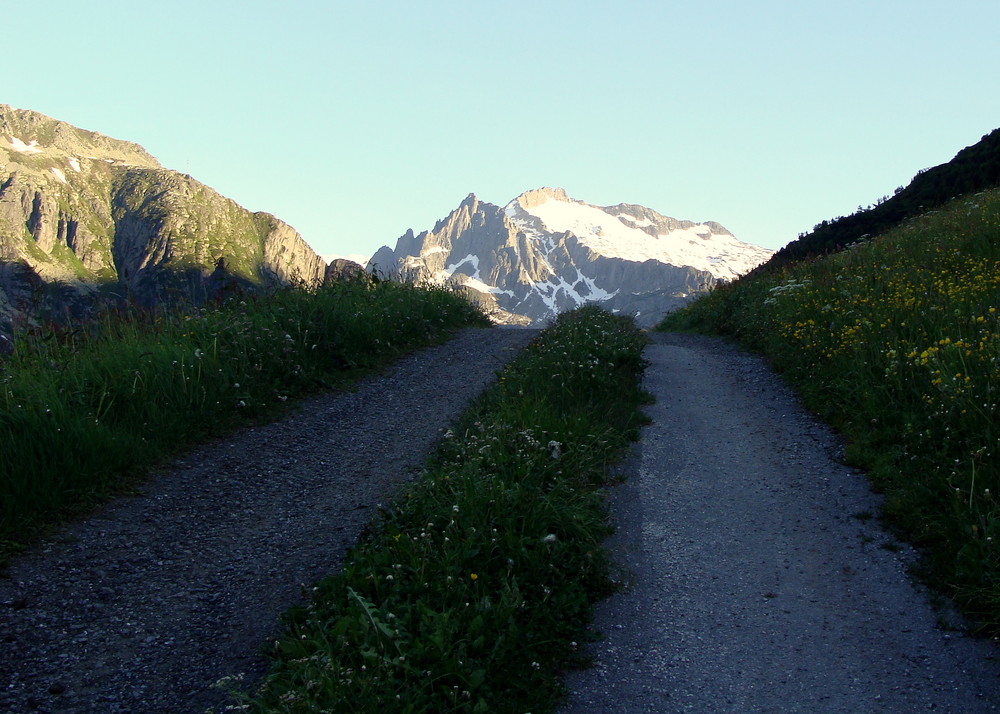 Der Tag erwacht am Oberalppass..01