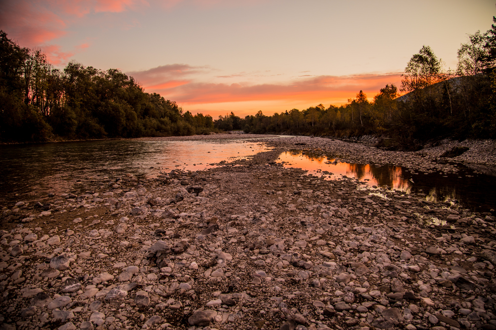 Der Tag erwacht an der Isar zwischen Lenggries und Bad Tölz.