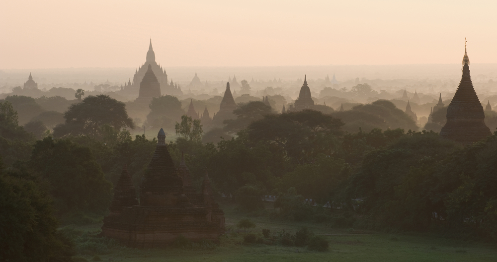 Der Tag erwacht über Bagan