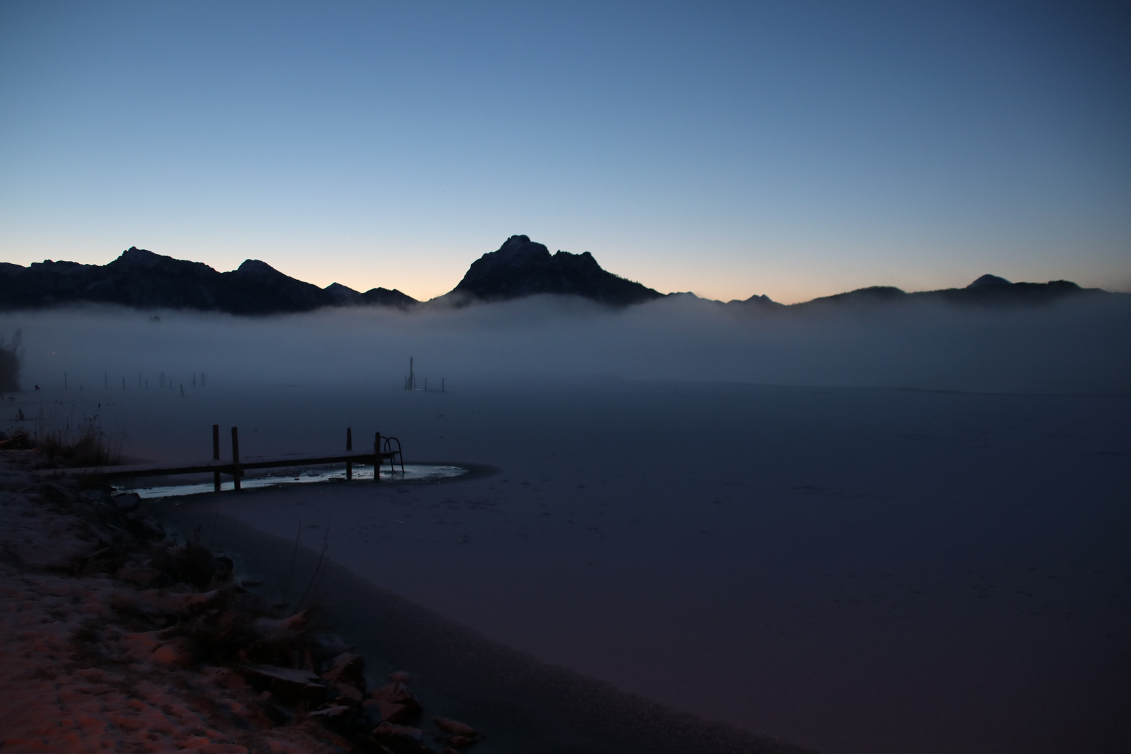 Der Tag erwacht über dem Hopfensee im Allgäu