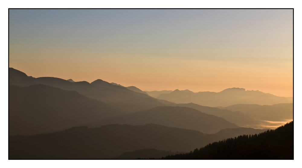 Der Tag erwacht über den bayrischen Alpen