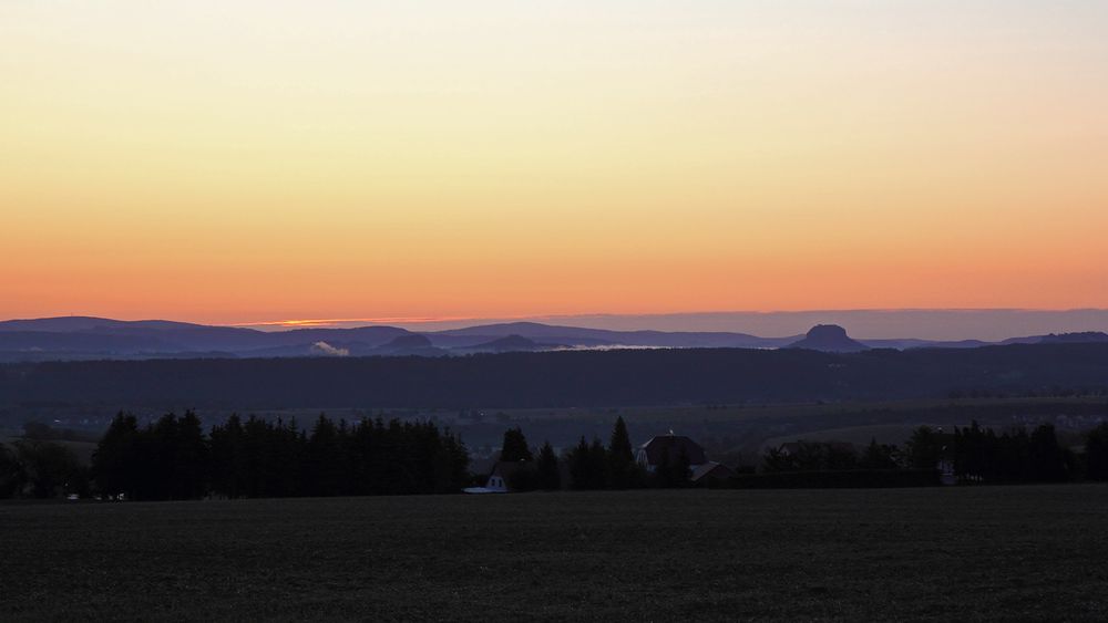 Der Tag erwacht über der Sächsischen Schweiz gestern morgen...