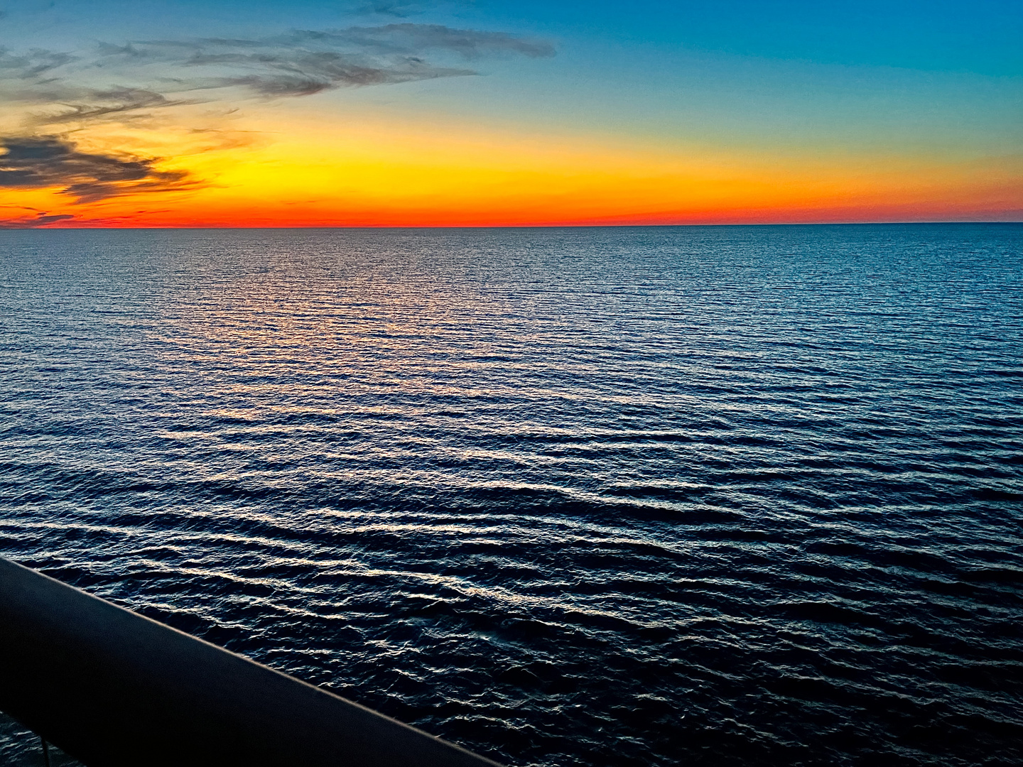 der Tag geht über der Ostsee zu Ende