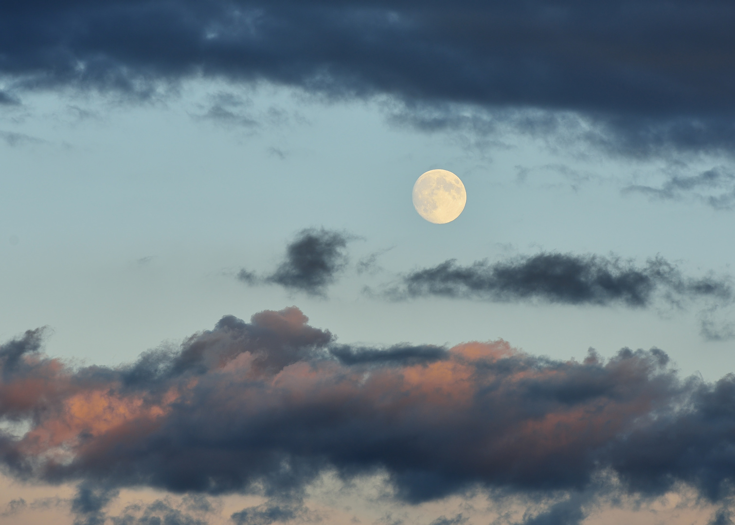 Der Tag geht und der Mond kommt