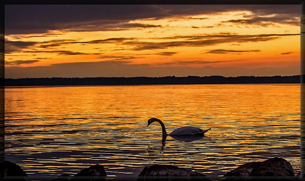 "Der Tag geht und die Nacht kommt über den Chiemsee"