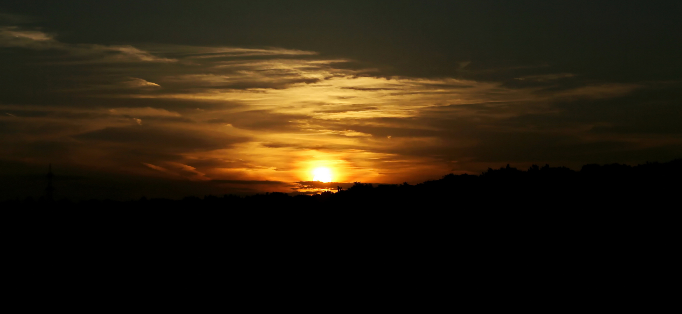 Der Tag neigt sich dem Ende zu und die Sonne geht unter