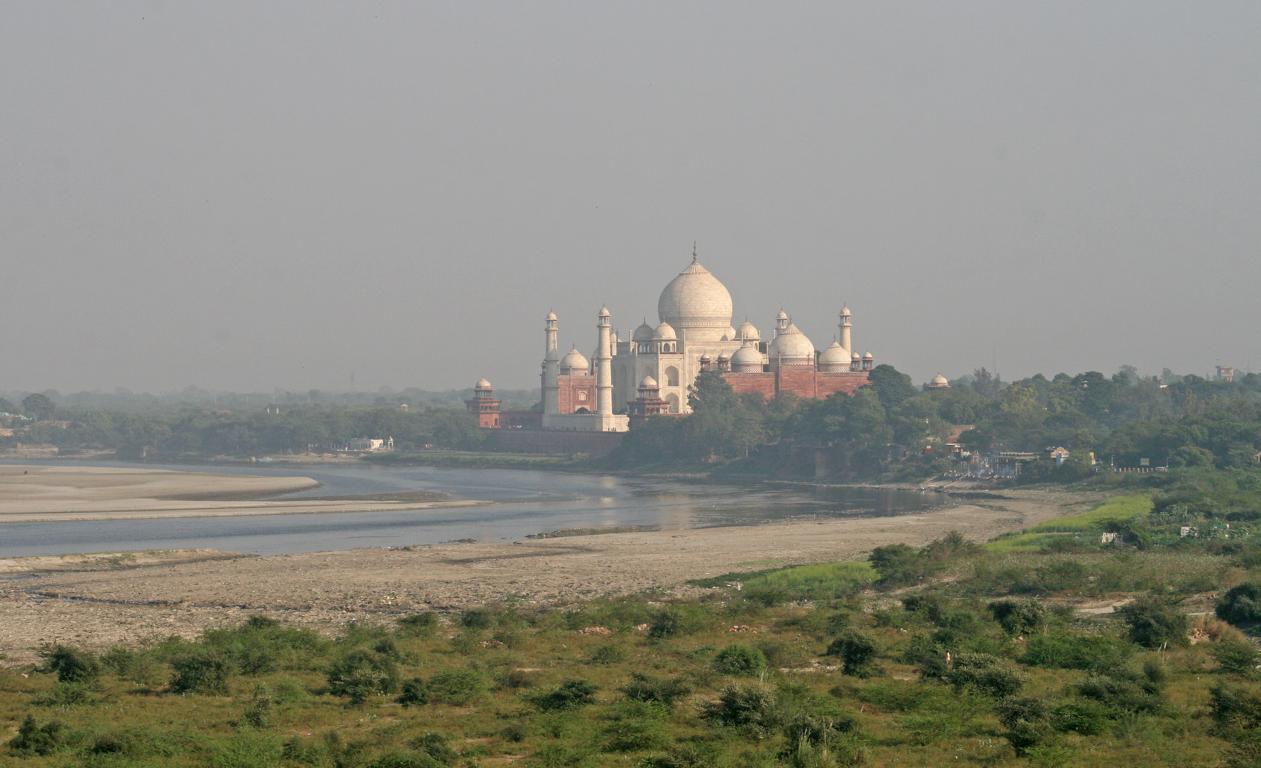 der "Taj" vom "roten Fort" ausgesehen- leider war kaum Wasser im Fluss