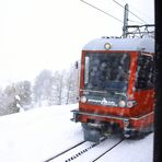 Der talfahrende Zug is mittlerweile in Riffelalp eingetroffen