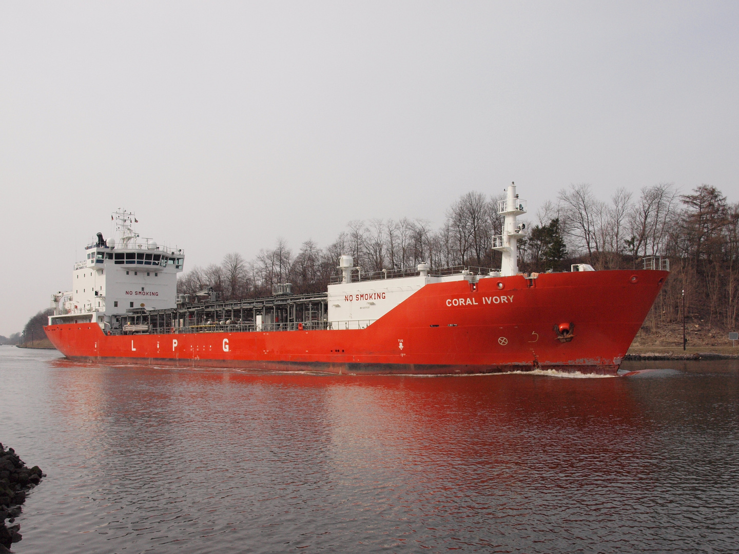 Der Tanker CORAL IVORY auf dem Nord-Ostsee-Kanal