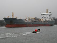 Der Tanker EK - SKY begegnet einem Kanalfischerboot.