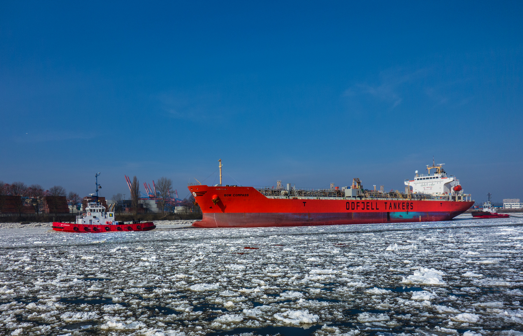 Der Tanker in den Eisschollen