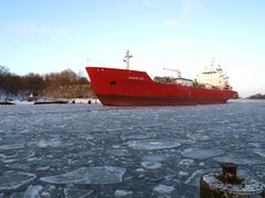 Der Tanker KEMIRA GAS schieb sich durch das NOK - Kanaleis