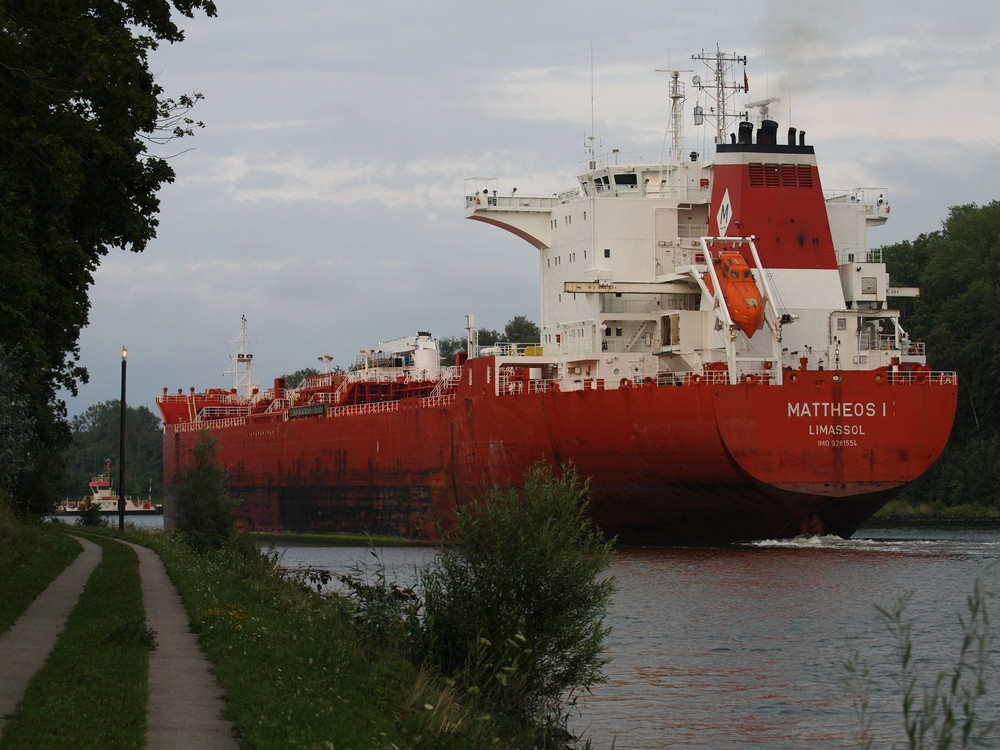 Der Tanker MATTEOS I in der Kanalenge Landwehr.