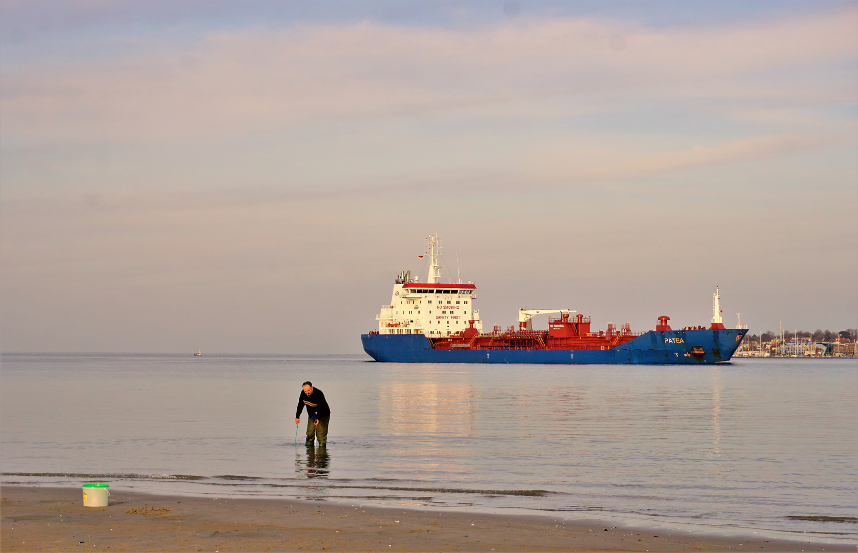 Der Tanker PATEA auf der Kieler Förde