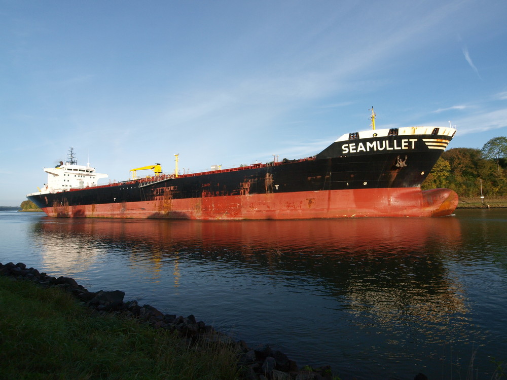 Der Tanker SEAMULLET in voller Länge auf dem Nord-Ostsee-Kanal