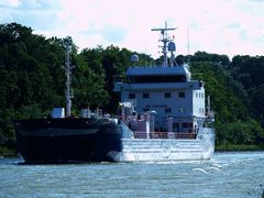 Der Tanker STELLA VIRGO auf dem Nord-Ostsee-Kanal im Gegenlicht.