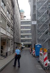 Der tastende Gang der blauen Politesse