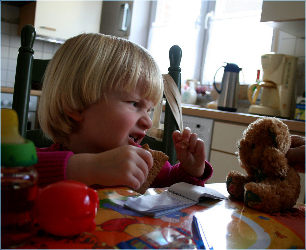 Der Teddy nascht alle Gummibärchen weg !