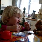 Der Teddy nascht alle Gummibärchen weg !