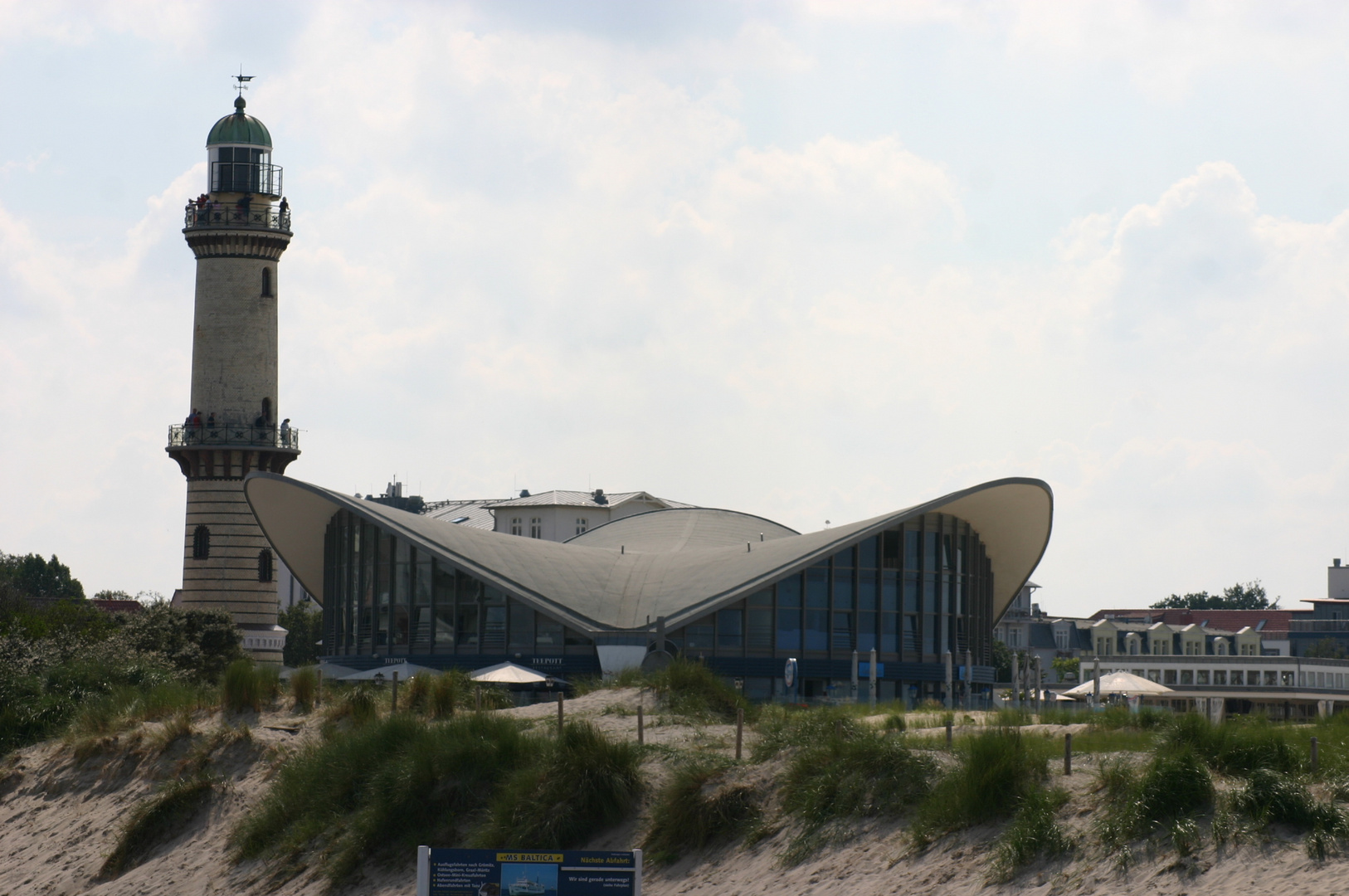 der "Teepott" mit Leuchturm in Warnemünde